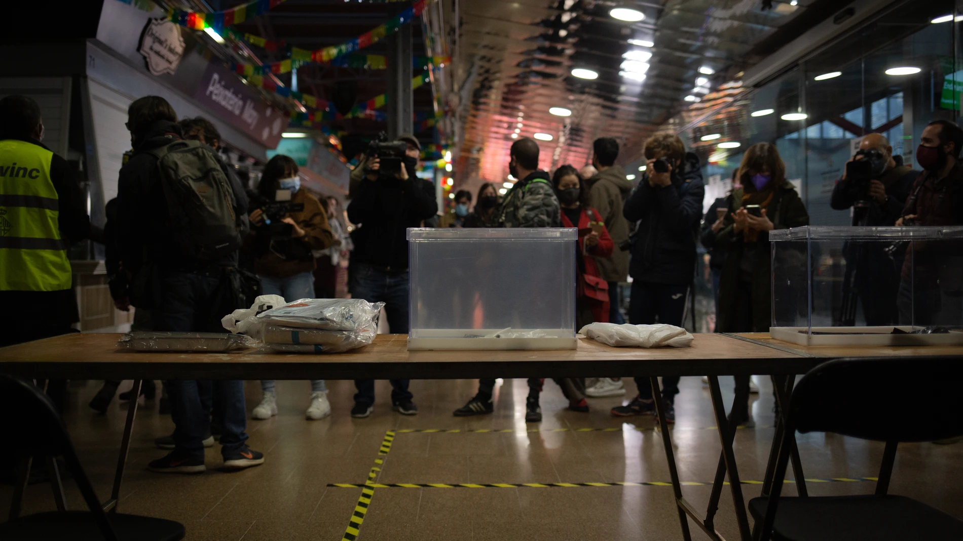 Urnas, papeletas y demás material electoral colocado en una mesa electoral. David Zorrakino / Europa Press
