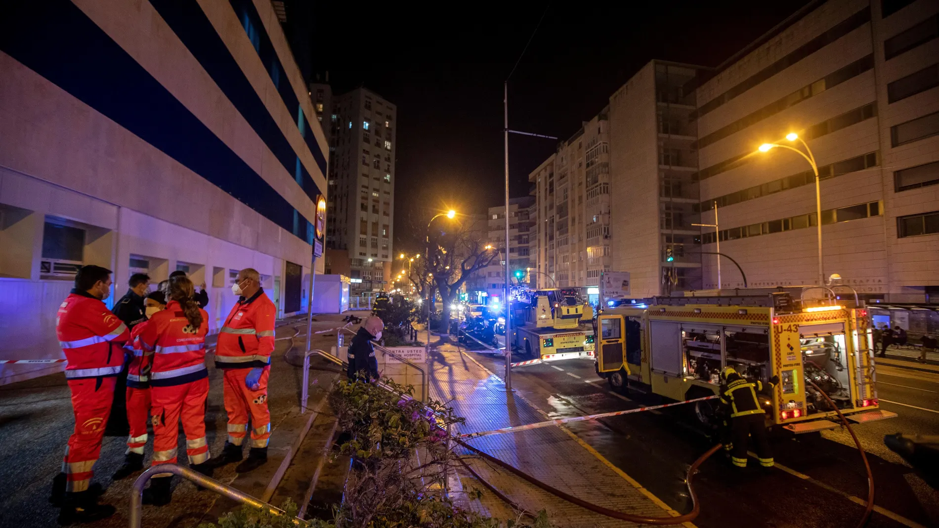 Los bomberos a las puertas del Hospital Puerta del Mar