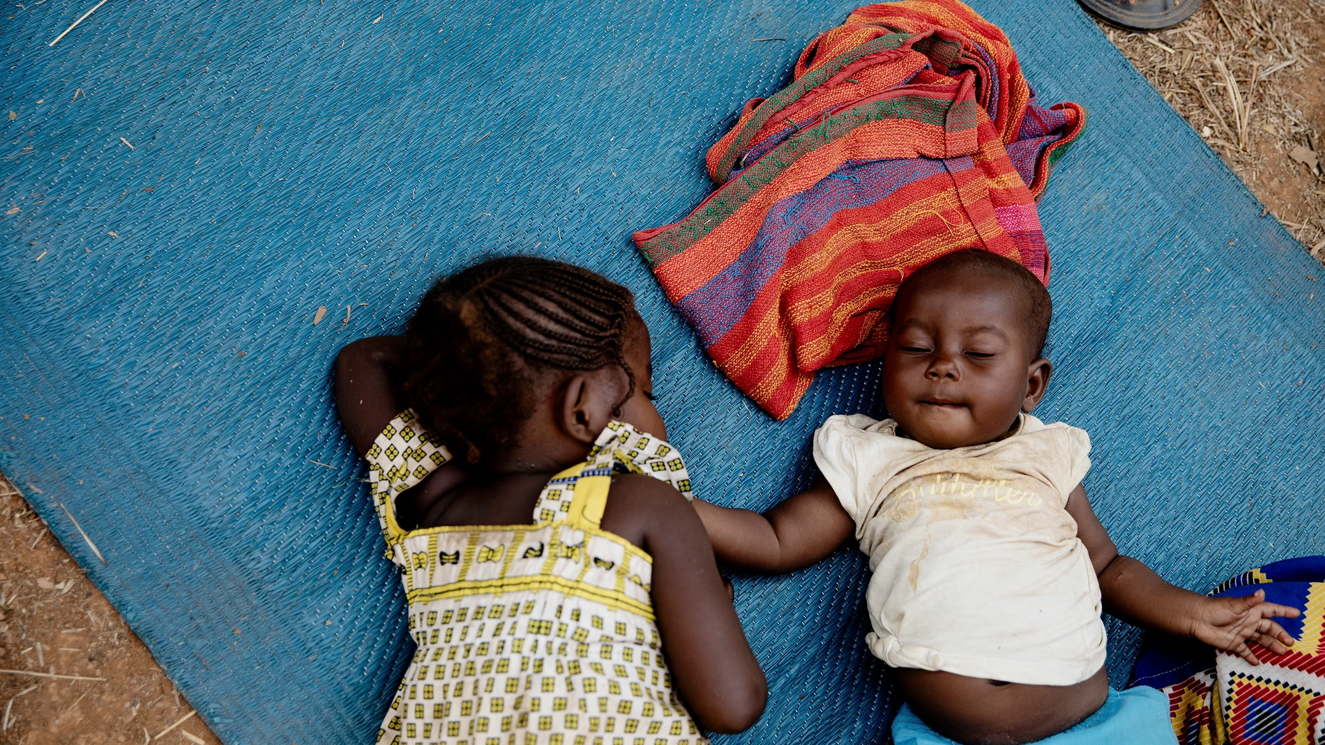Dos niños descansan en un campamento de la República Centroafricana, en una imagen tomada el pasado febrero