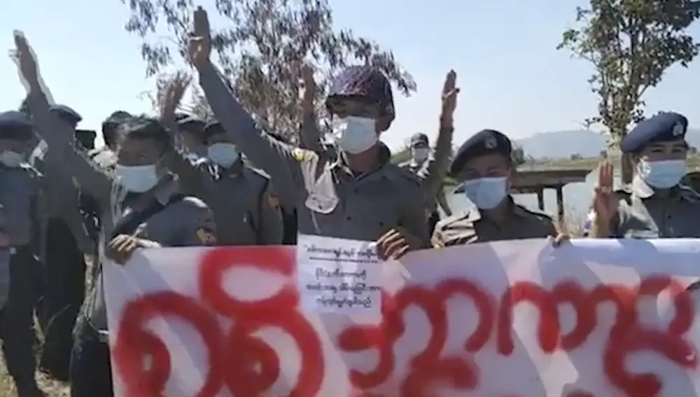 Decenas de agentes de Policía se unen al movimiento pro democraciaen Bardo village, en el Estado de Kayah State, Myanmar