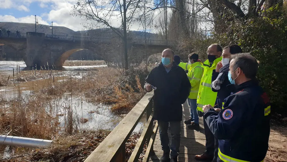 Técnicos revisan el puente de piedra sobre el río Duero en Soria