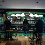 Varios comensales en una cafetería en Vitoria, Álava