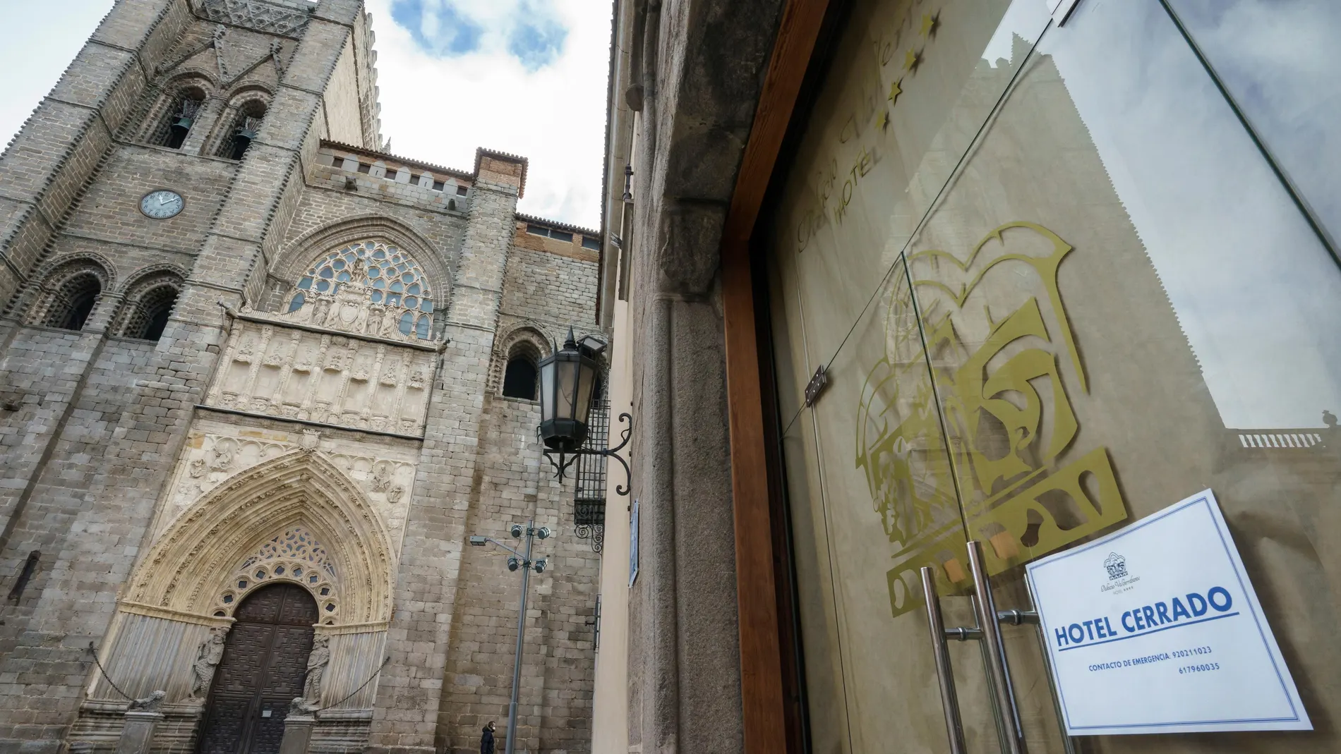 Vista de un hotel cerrado junto a la catedral, en pleno centro de Ávilaián
