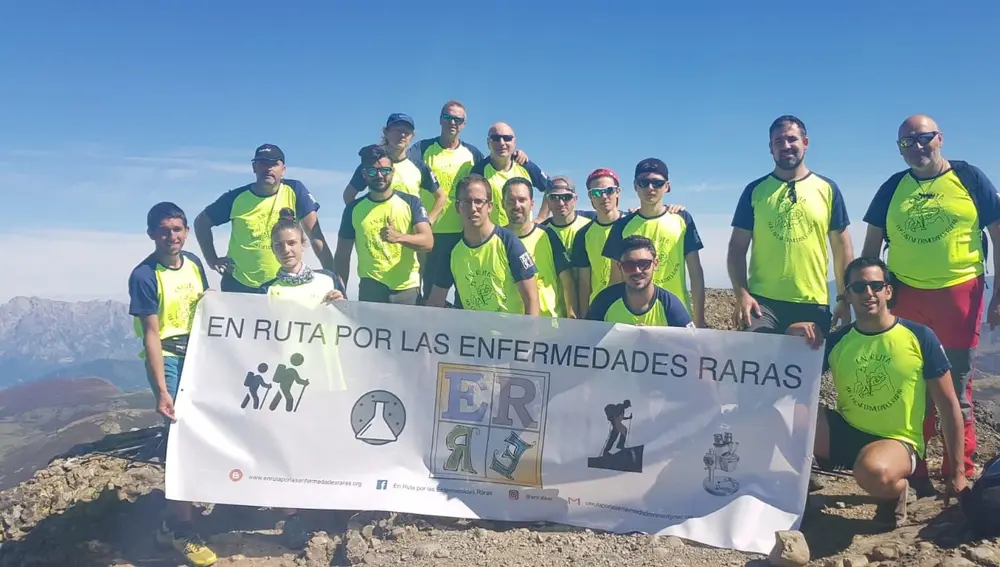 Miembros de la Asociación palentina En Ruta por las enfermedades raras coronan el Pico Curavacas, en la Montaña Palentina