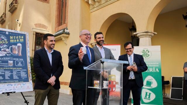 Diego García, en el atril, presenta una de las ediciones de la Ruta de la Tapa de Almería - ASHAL - Archivo