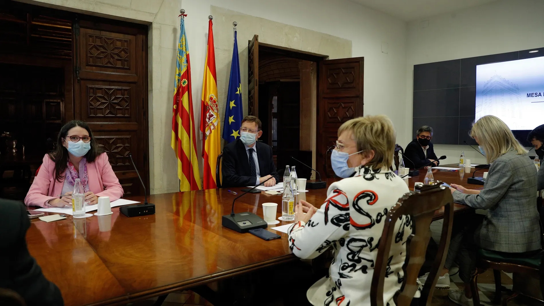 El president de la Generalitat, Ximo Puig (c), preside la reunión de la Mesa Interdepartamental para la Prevención y Actuación ante la covid-19, que prevé acordar la prórroga de las actuales restricciones contra la pandemia