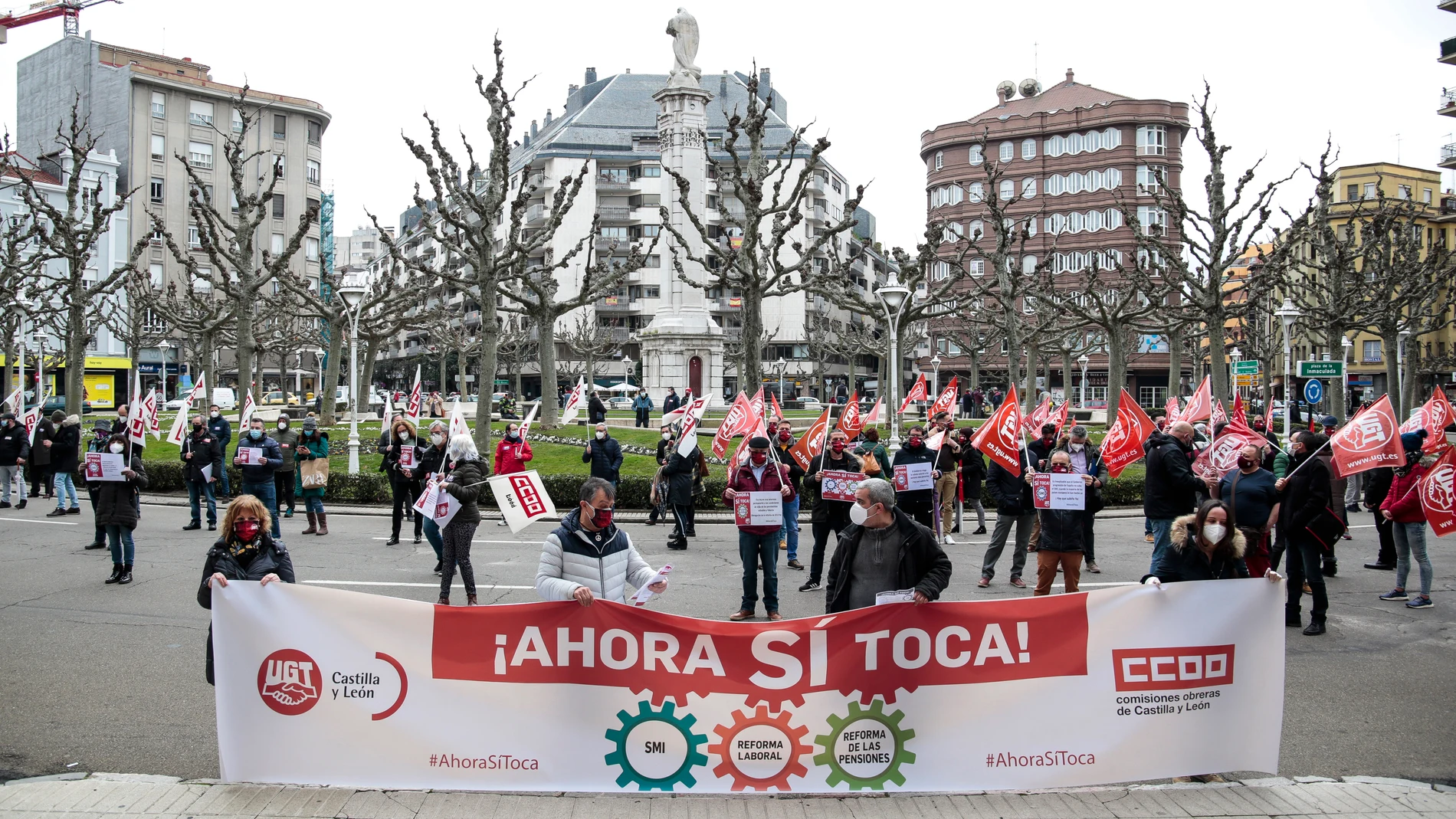 Concentración convocada por CCOO y UGT frente a la subdelegación del Gobierno de León para pedir la subida del salario mínimo interprofesional (SMI) y la derogación de las reformas laboral y de pensiones