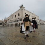 Dos actores disfrazados frente al Palacio Ducal