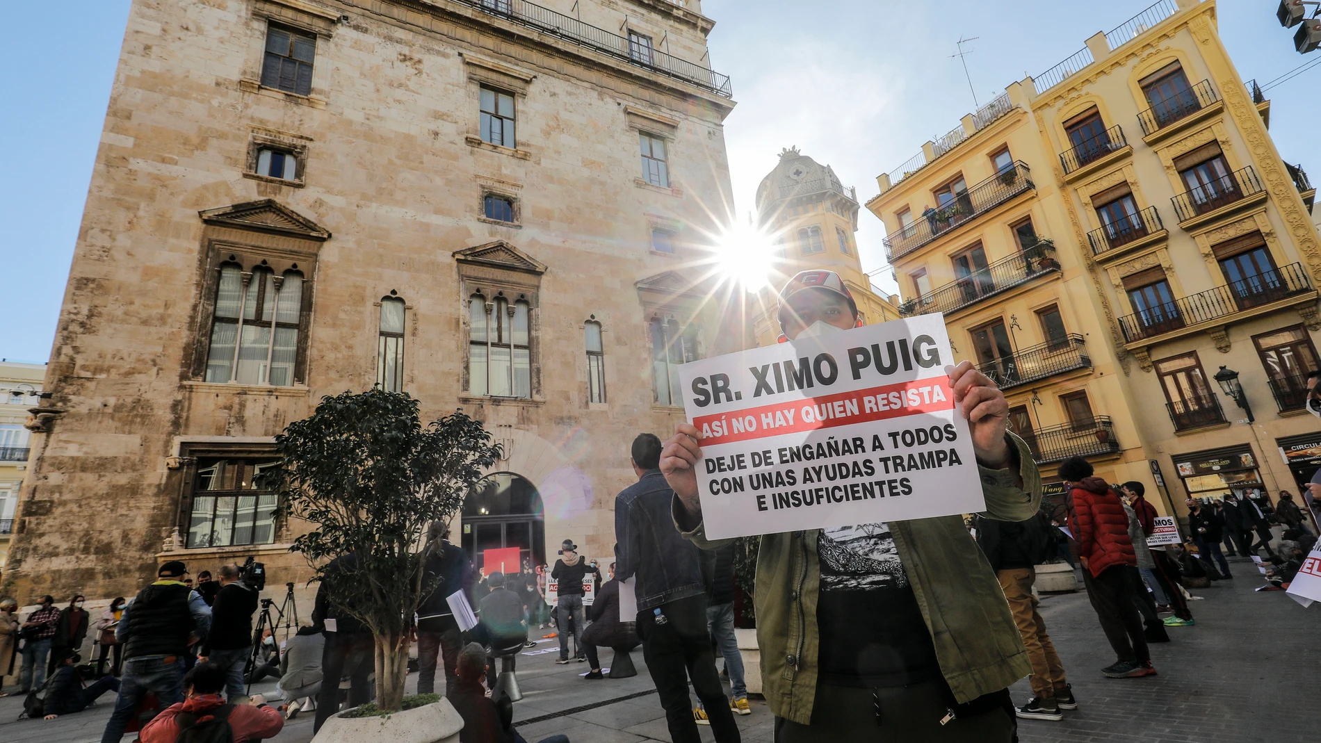 Hosteleros valencianos protestan frente a las puertas del Palau de la Generalitat ante la prórroga de las restricciones en el sector más allá del 15 de febrero, en Valencia
