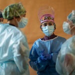 Cuatro trabajadoras sanitarias conversan en un dispositivo de cribado masivo de antígenos organizado para detectar positivos por coronavirus en las instalaciones del Centro Cultural Los Pinos, en Alcorcón, Madrid