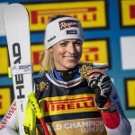 La suiza Lara Gut-Behrami posa con su medalla de oro en el podio tras ganar la prueba femenina de Súper G de los Campeonatos del Mundo de Esquí Alpino FIS 2021 en Cortina d'Ampezzo, Italia, el 11 de febrero de 2021. EFE/EPA/JEAN-CHRISTOPHE BOTT