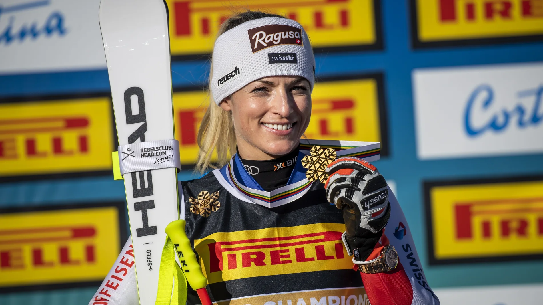 La suiza Lara Gut-Behrami posa con su medalla de oro en el podio tras ganar la prueba femenina de Súper G de los Campeonatos del Mundo de Esquí Alpino FIS 2021 en Cortina d'Ampezzo, Italia, el 11 de febrero de 2021.  EFE/EPA/JEAN-CHRISTOPHE BOTT