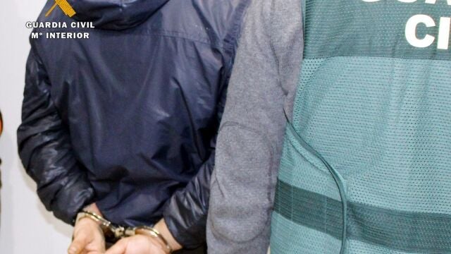 Un Guardia Civil custodia a un detenido por un delito de agresión sexual