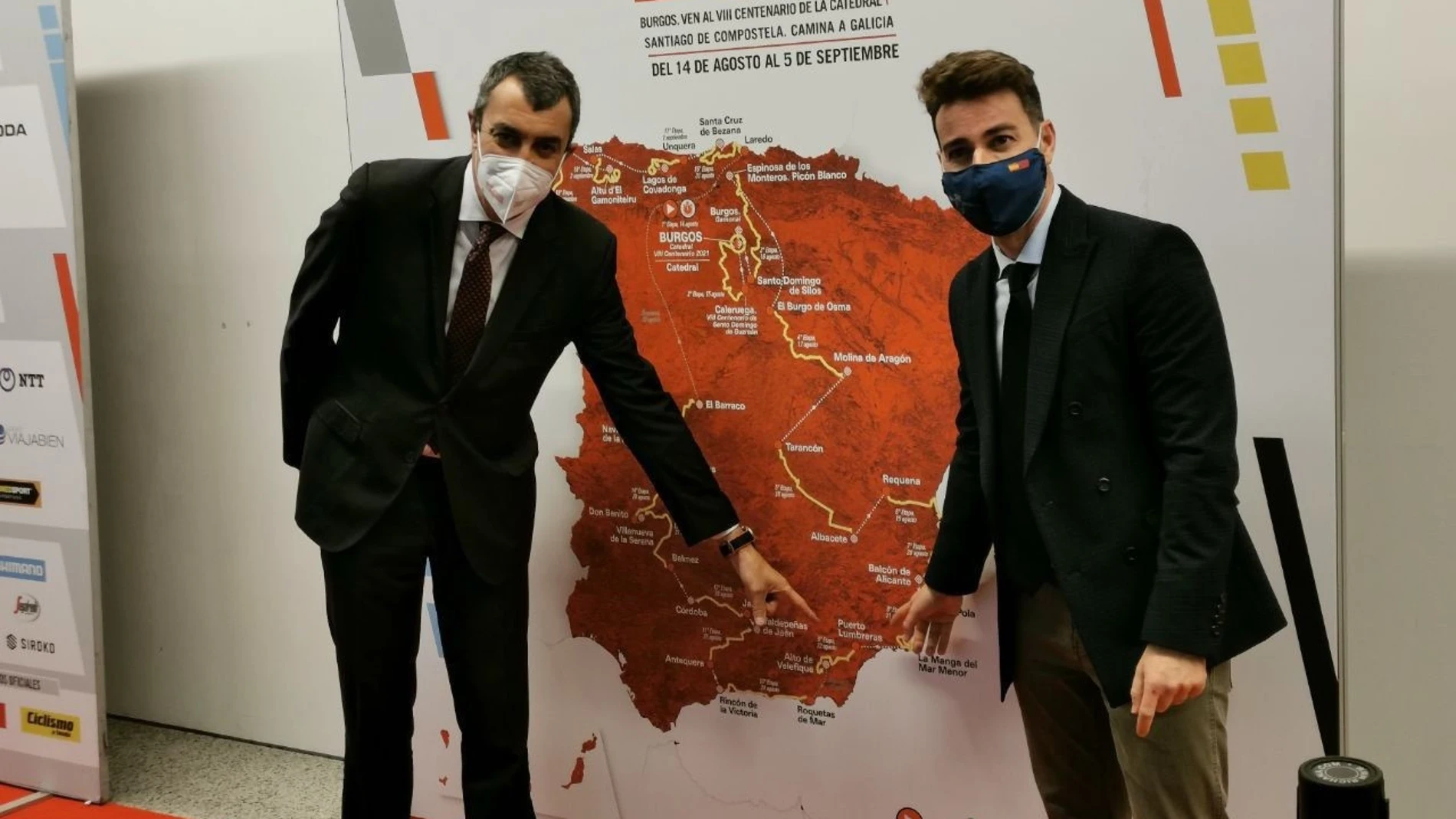 El director general de Deportes, Francisco Sánchez, junto al director de la ‘Vuelta Ciclista a España’, Javier Guillén, durante la presentación de la 76 edición de la prueba que ha tenido lugar en Burgos.CARM11/02/2021