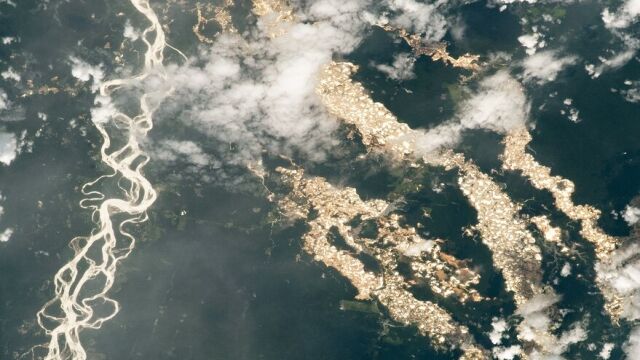 La imagen muestra el impacto de la minería aurífera en la región de Madre de Dios, al oriente de Perú.