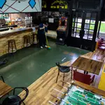 Un hostelero se dispone a abrir su bar en Vitoria tras la resolución judicial del TSJPV