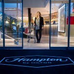 Ana Chivite, la directora del Hotel Hampton by Hilton de Alcobendas, uno de los pocos que se han inaugurado durante la pandemia