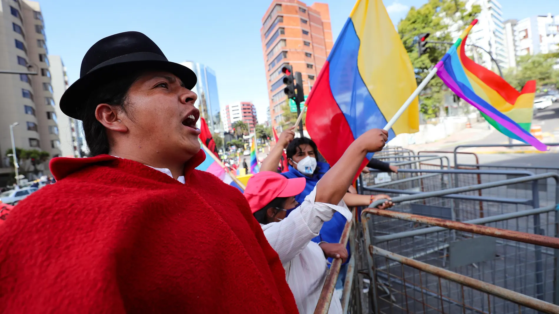 Indígenas simpatizantes del candidato a la presidencia de Ecuador Yaku Pérez protestan mientras esperan los resultados de las elecciones presidenciales