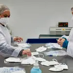 En la imagen, dos trabajadoras de una fábrica de mascarillas de Madrid