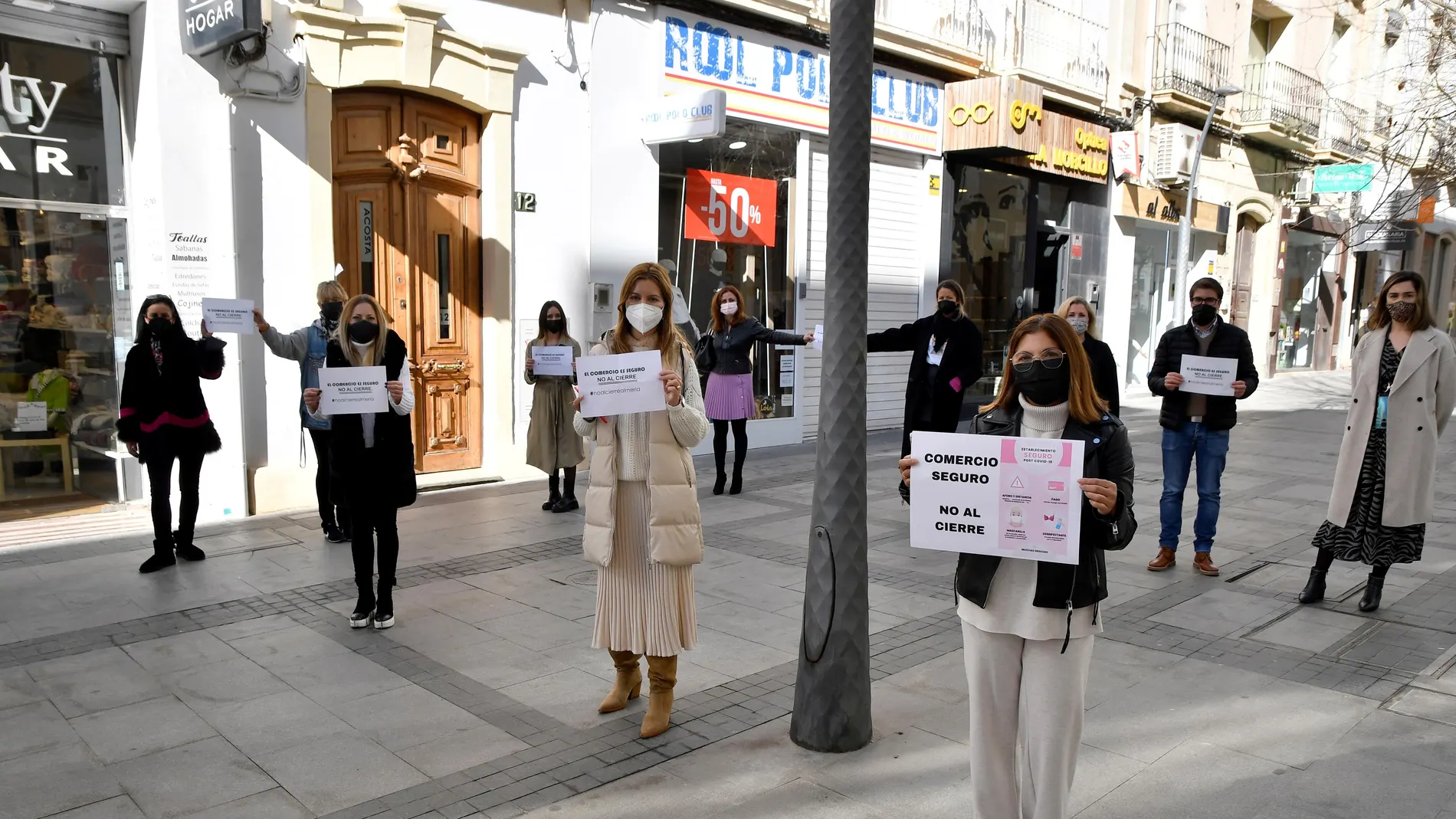 Comerciantes del centro de Almería protestan por la situación en la que se encuentran debido al cierre de los establecimientos no esenciales