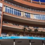 Lonas a la entrada de la Fundación Jiménez Díaz en Puerta Reyes Católicos como homenaje a sus sanitarios