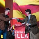 El presidente del Gobierno y secretario general del PSOE, Pedro Sánchez, saluda al candidato del PSC a la presidencia de la Generalitat, Salvador Illa, durante el acto final de campaña de las elecciones catalanas del 14F