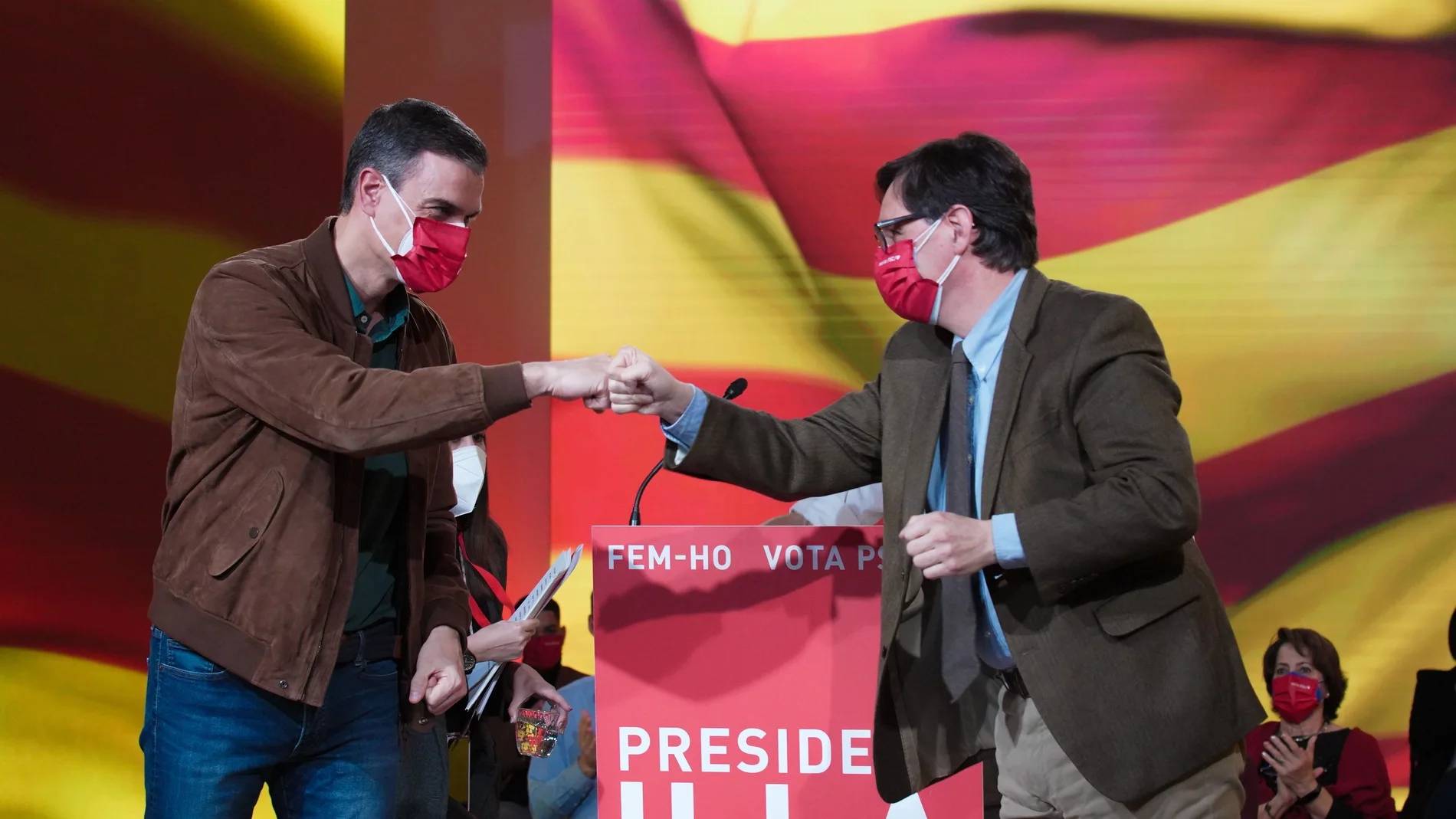 El presidente del Gobierno y secretario general del PSOE, Pedro Sánchez, saluda al candidato del PSC a la presidencia de la Generalitat, Salvador Illa, durante el acto final de campaña de las elecciones catalanas del 14F