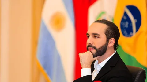 Fotografía cedida por la Presidencia de El Salvador que muestra al presidente Nayib Bukele durante una reunión con representantes del cuerpo diplomático acreditado hoy, en San Salvador (El Salvador). Bukele se reunió este jueves con los representes para hablar sobre la supuesta intención de un "golpe de Estado parlamentario" después de que un legislador solicitará evaluar su capacidad mental de seguir en el cargo. EFE/ Presidencia El Salvador SÓLO USO EDITORIAL/SÓLO DISPONIBLE PARA ILUSTRAR LA NOTICIA QUE ACOMPAÑA (CRÉDITO OBLIGATORIO)