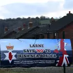 Un cartel con un mensaje contra la frontera marítima en el centro de Larne, en Irlanda del Norte