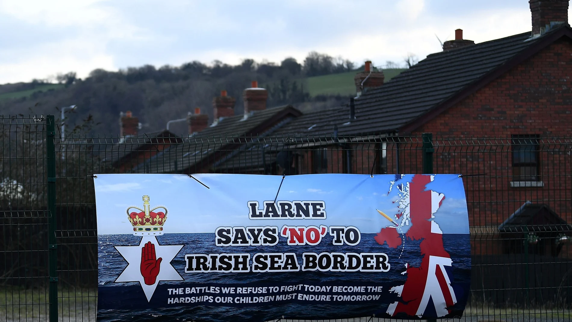 Un cartel con un mensaje contra la frontera marítima en el centro de Larne, en Irlanda del Norte