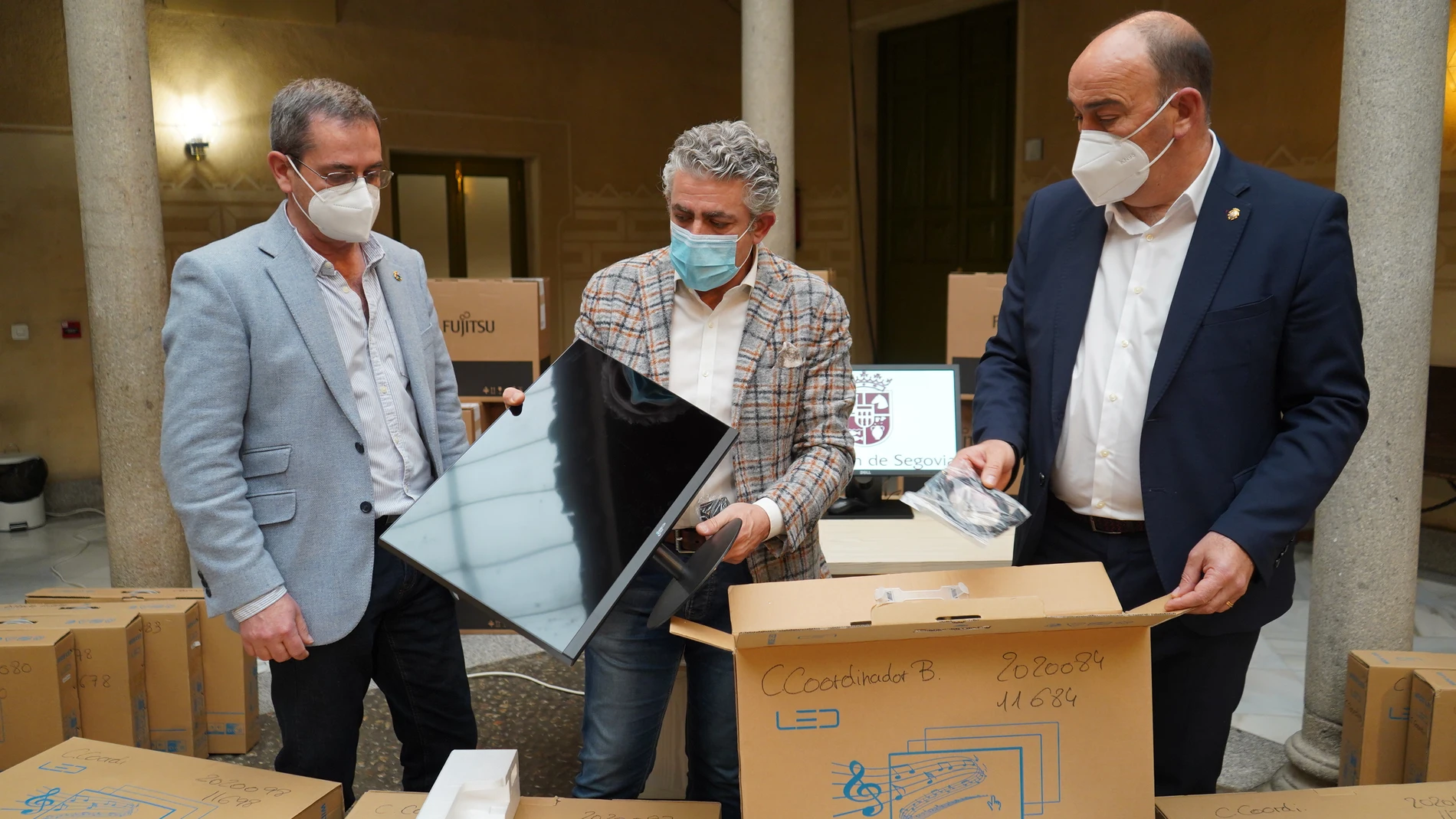 El presidente Miguel Ángel de Vicente y el vicepresidente y diputado de Cultura, José María Bravo hacen entrega del material