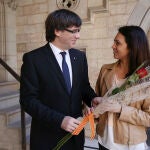 Entrega de la rosa a l'esposa. Puigdemont y su mujer Marcela Topor.