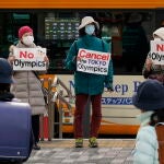 Tokyo (Japan), 12/02/2021.- Schoolchildren are watching demonstrators protesting against Tokyo 2020 Olympics and Tokyo 2020 Olympics organising committee president Yoshiro Mori outside the Tokyo 2020 Olympics committee building, while Mori announces his resignation over his sexist remarks during a news conference in Tokyo, Japan, 12 February 2021. The protesters required to stop Tokyo 2020 Olympics. (Protestas, Japón, Tokio) EFE/EPA/KIMIMASA MAYAMA