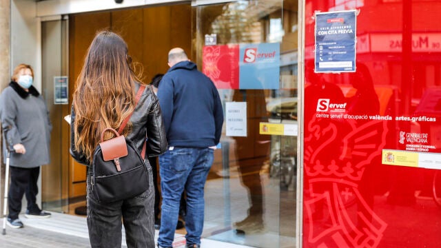 Varias personas con cita previa esperan para entrar en una oficina del SEPE (antiguo INEM), en Valencia, a 12 de febrero de 2021