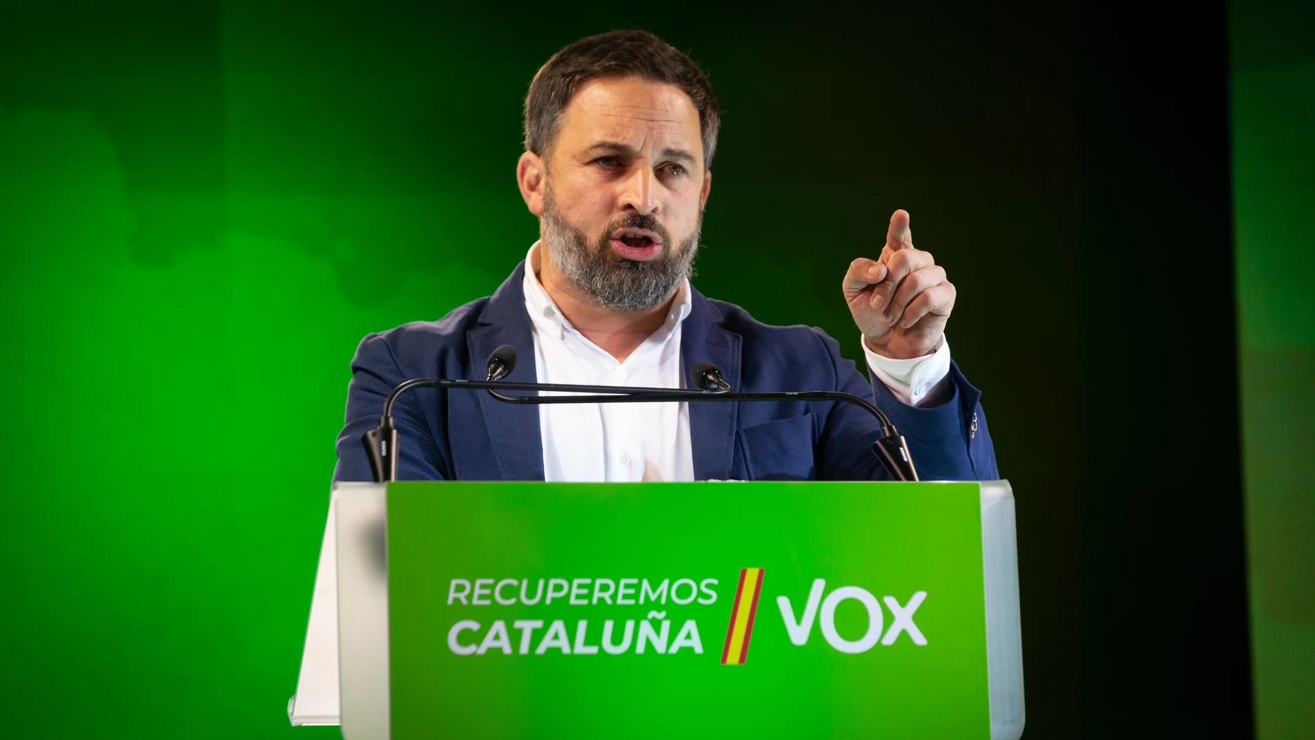 El presidente de Vox, Santiago Abascal, durante el acto de cierre de campaña del partido en Barcelona, Catalunya (España), a 12 de febrero de 2021
