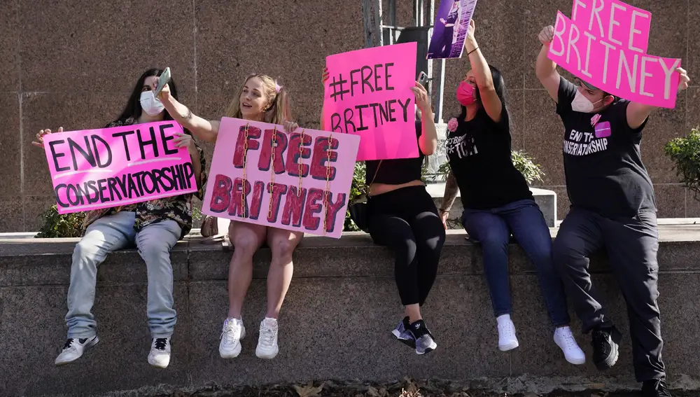 Seguidores de Spears manifestándose con el lema “#FreeBritney”