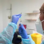 Personal sanitario prepara una vacuna contra la covid-19 en el centro de Salud Dalt de Sant Joan de Mahón. EFE/ David Arquimbau Sintes POOL