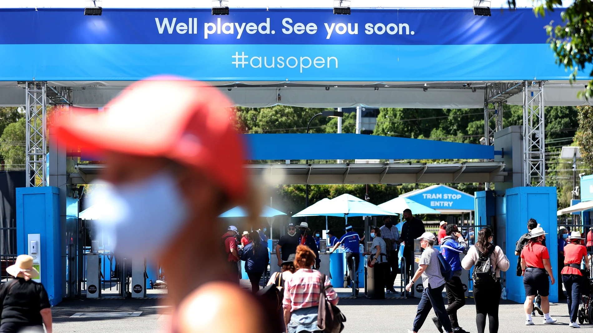 Vista general de la llegada de público al Open de Australia