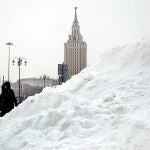 Una mujer camina en una calle de Moscú cubierta de nieve