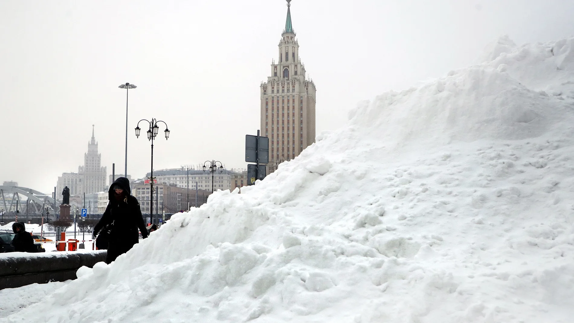 Una mujer camina en una calle de Moscú cubierta de nieve
