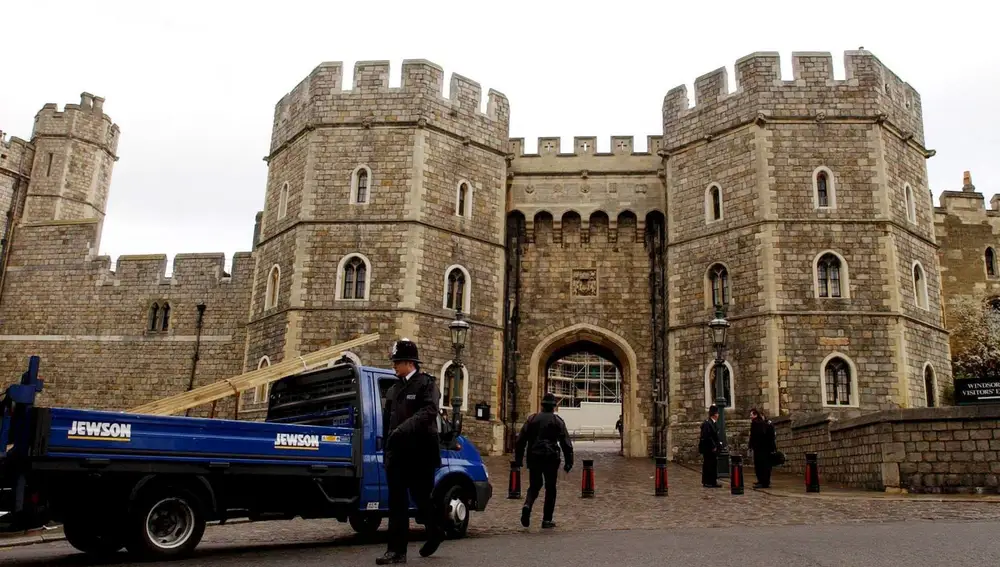 Un policía británico inspecciona un camión en la entrada del castillo de Windsor