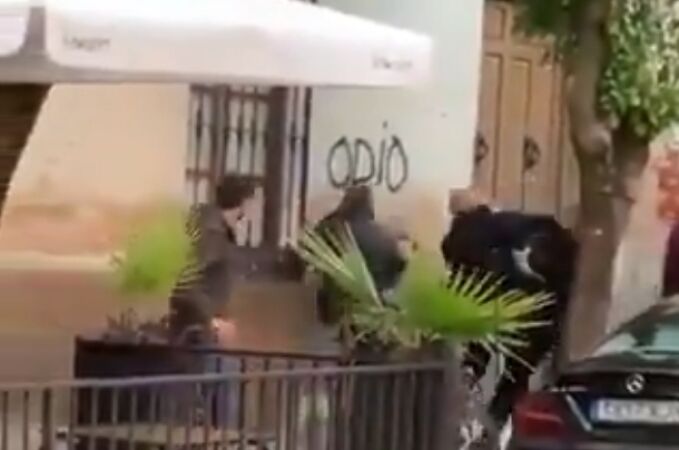Fotograma del vídeo en el que dos policías nacionales, fuera de servicio, agreden a un hombre y a su hija en Linares