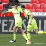 Carrasco felicita a Llorente después del primer gol del Atlético