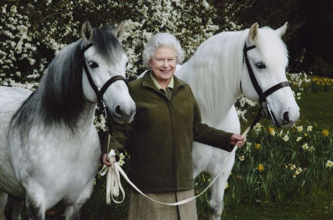 Fotografía facilitada por la Royal Collection realizada en 2006 de la Reina Isabel II con sus ponis de la raza Highlands.