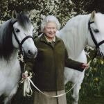 Fotografía facilitada por la Royal Collection realizada en 2006 de la Reina Isabel II con sus ponis de la raza Highlands.