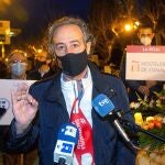 El presidente de los hosteleros de La Rioja, Francisco Martínez Bergés, atiende a la Prensa en medio de la manifestación contra el cierre de la hostelería