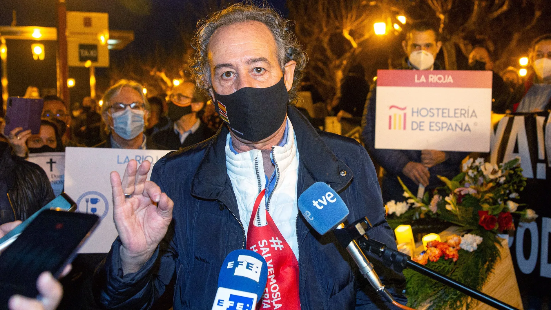 El presidente de los hosteleros de La Rioja, Francisco Martínez Bergés, atiende a la Prensa en medio de la manifestación contra el cierre de la hostelería