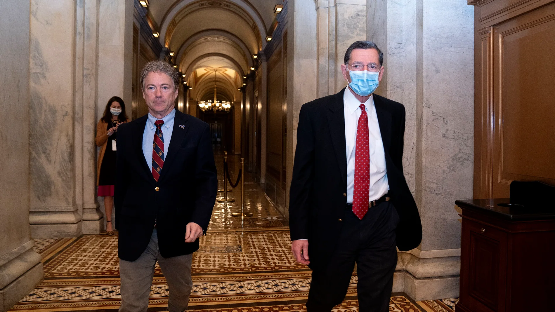 Los senadores republicanos Rand Paul y John Barrasso