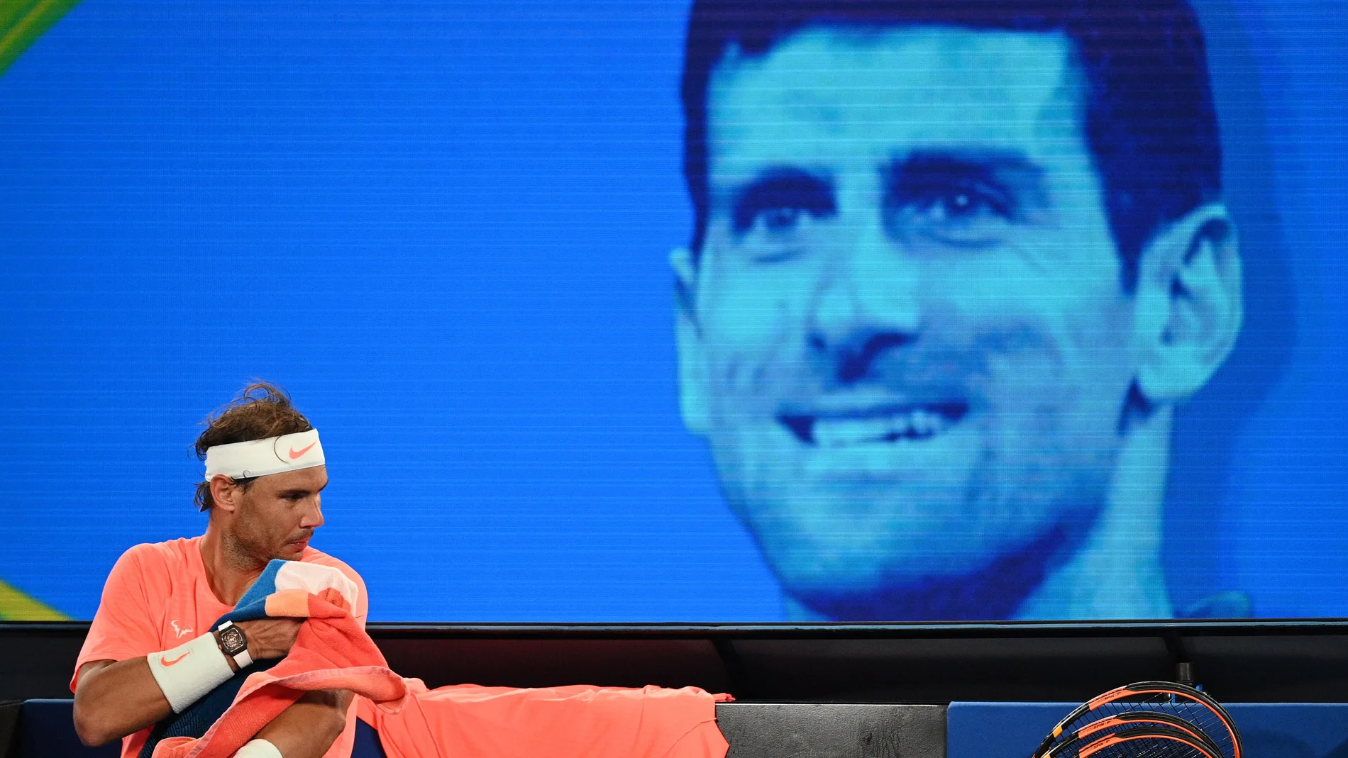Rafa Nadal, con una imagen de Djokovic de fondo