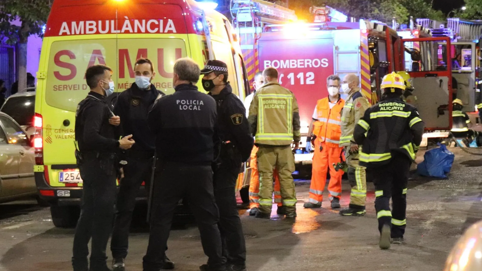 Los bomberos del SPEIS rescatan a ocho personas en un incendio en vivienda con diez heridos